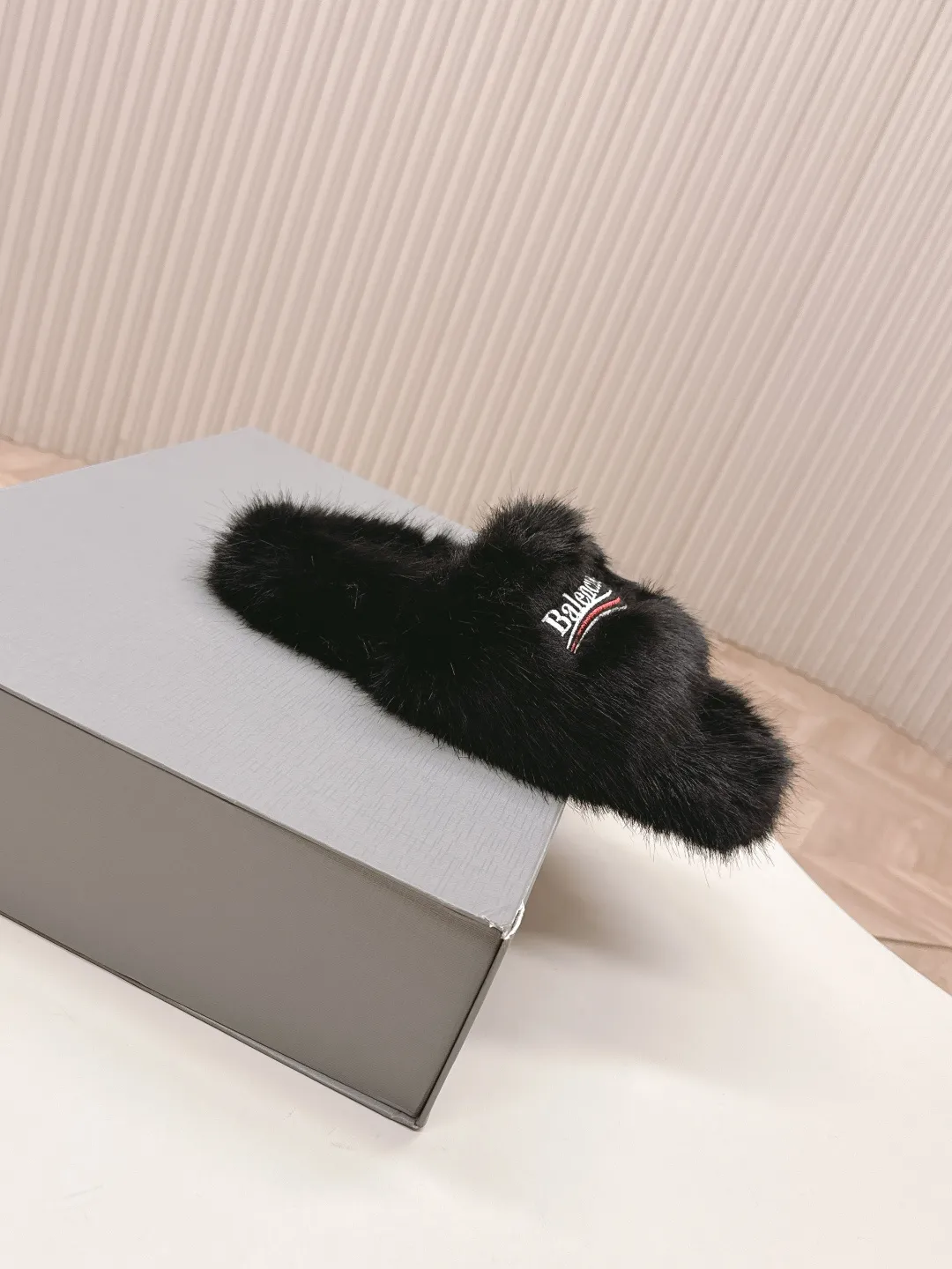 👟👟Ex-factory price 480👟👟 Balenciaga 2025 new color furry slippers. This furry slipper is really irresistible. It’s so cool and versatile~ The upper foot is super invincible, good-looking and comfortable. Fabric: Imported wool, soft and comfortable. Lining: original special material. Sole: original outsole. Size: 36-40.